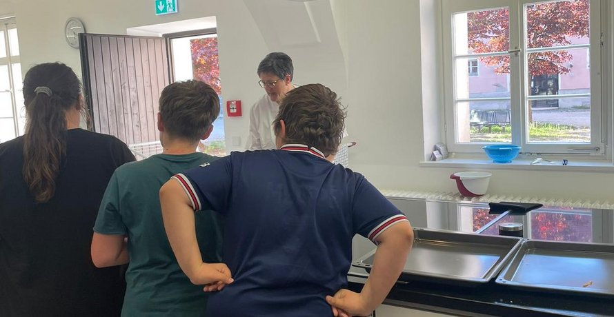 Kinder schauen beim Kochen zu